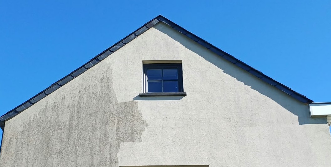 Comparaison avant/après nettoyage d'une façade en crépi